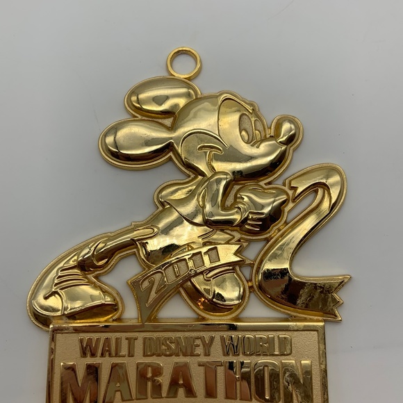 Disney Walt Disney World Marathon Mickey Mouse 2011 Gold Tone Medal - Picture 4 of 12
